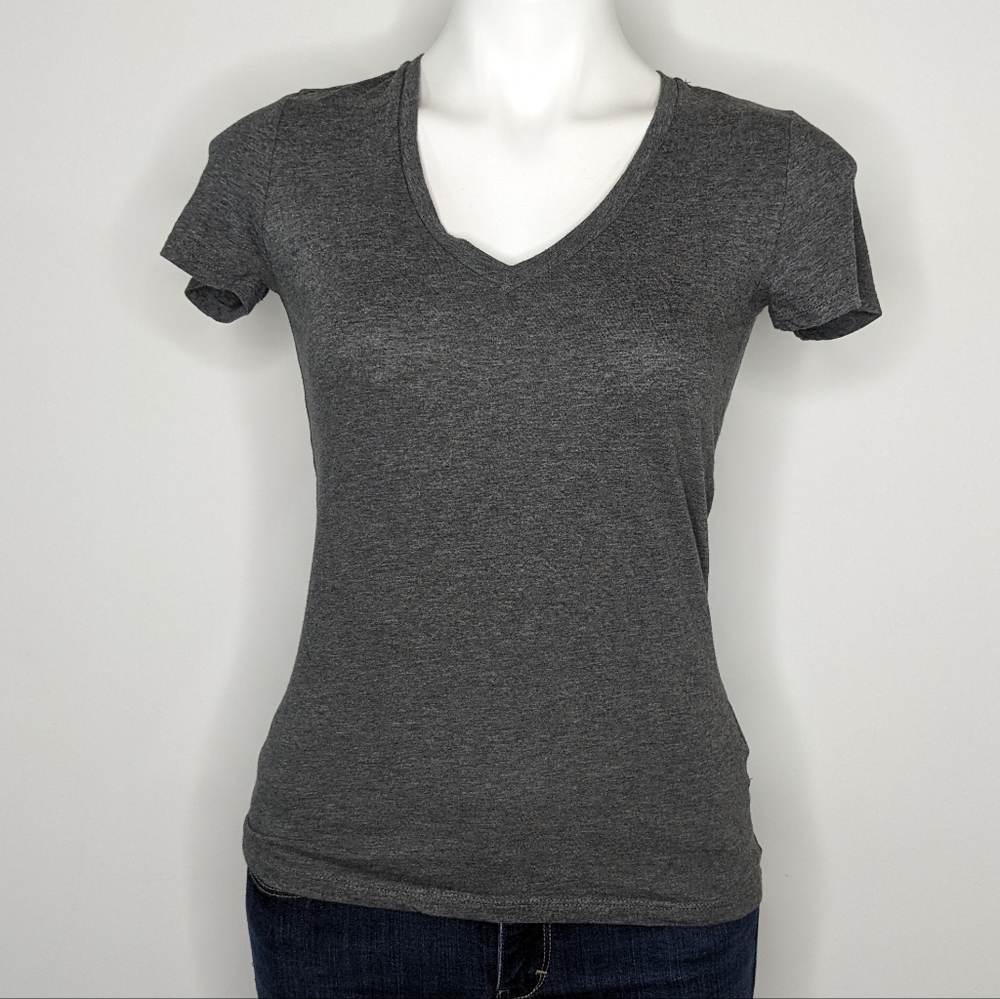 Everlane grey v neck tshirt XS